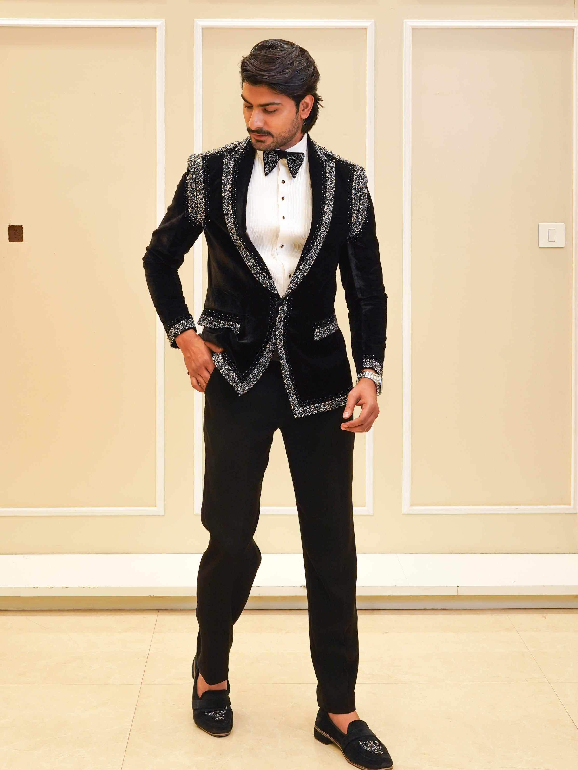 Black Antique Cut Dana Embroidery Set